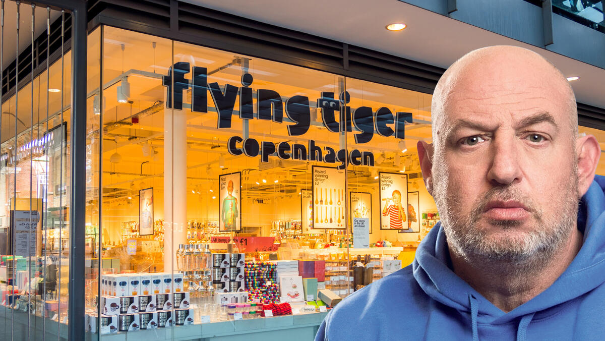 הראל ויזל על רקע סניף חנות רשת פליינג טייגר Flying Tiger Copenhagen  מתנות גאדג'טים מכשירי כתיבה
