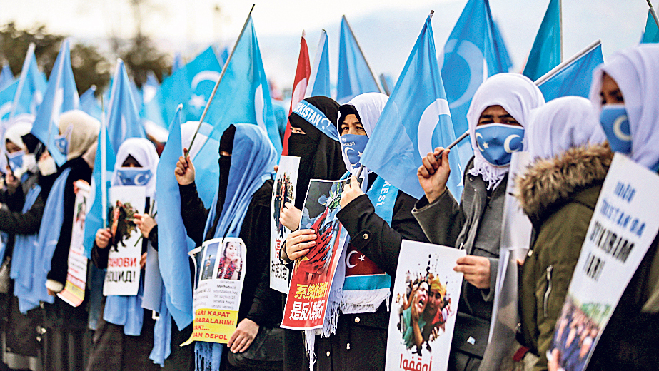 אויגוריות מפגינות נגד סין באיסטנבול