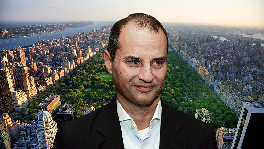 יקיר גבאי  על רקע  סנטרל פארק 