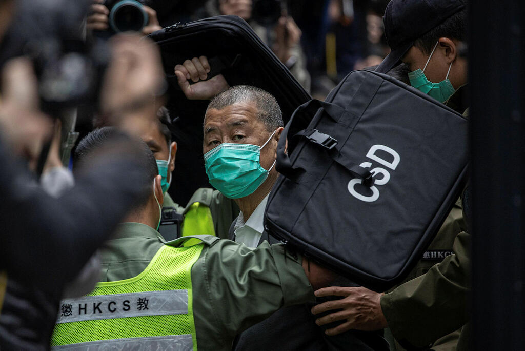 הונג קונג: טייקון תקשורת נשלח למאסר לאחר שאירגן הפגנות בעד הדמוקרטיה 