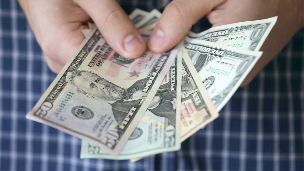 אלף דולר למשפחה: לוס אנג&#39;לס תשלם הבטחת הכנסה למשפחות עניות