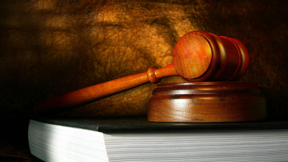 פטיש בית משפט (צילום: שאטרסטוק) משפט פטיש בית משפט