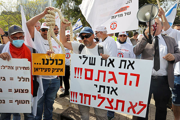 הפגנה של נכי צהל למען זכויותיהם בתל אביב בעקבות מקרה ההצתה של איציק סעידיאן, יריב כץ