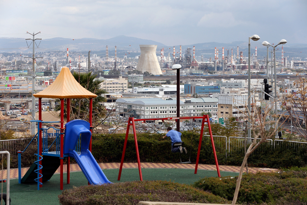 גן משחקים סמוך ל מפרץ חיפה זיהום אוויר 