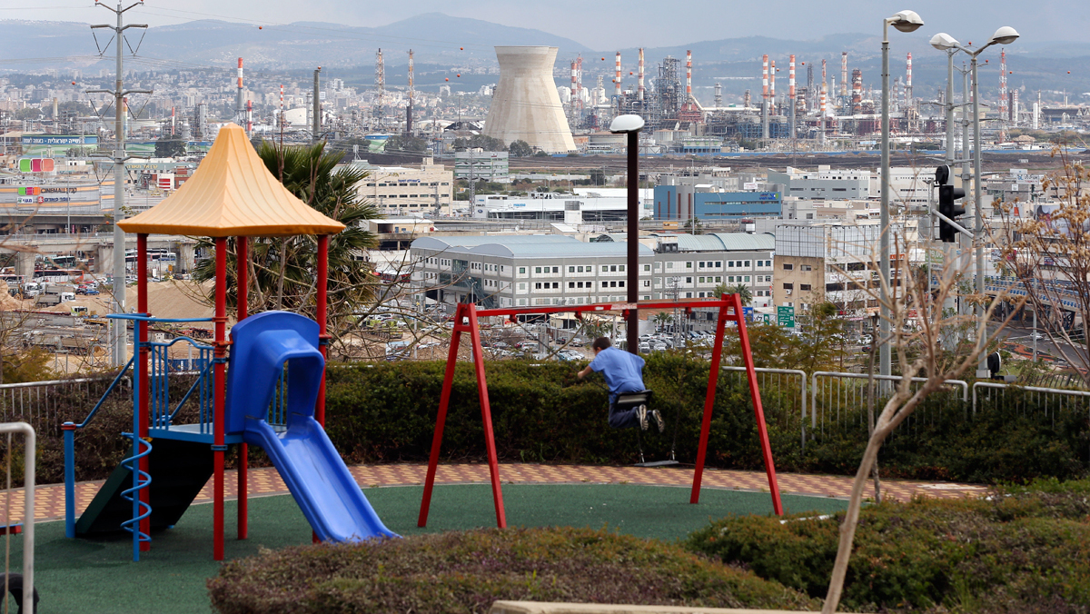 גן משחקים סמוך ל מפרץ חיפה זיהום אוויר 