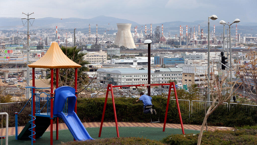 ארכיון. לפי התביעה חוות המכלים גרמה לזיהום אוויר כבד ומטרדי ריח (צילום: אלעד גרשגורן) גן משחקים סמוך ל מפרץ חיפה זיהום אוויר