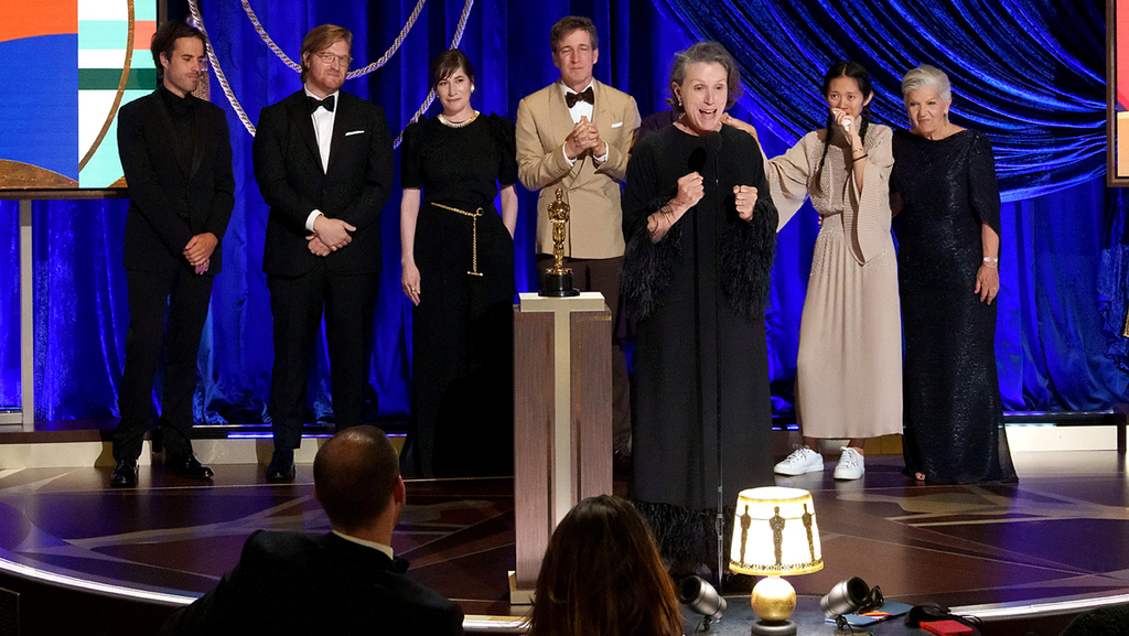 פרנסס מקדרמונד וצוות נומאדלנד זוכים ב פרס האוסקר לסרט הטוב ביותר פנאי