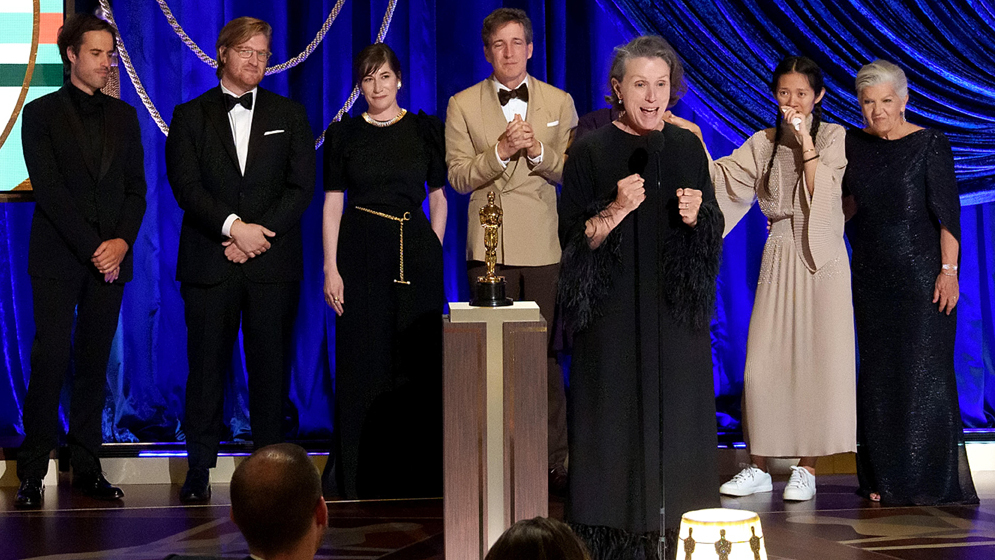 פרנסס מקדרמונד וצוות נומאדלנד זוכים ב פרס האוסקר לסרט הטוב ביותר פנאי
