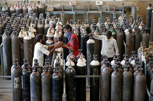 חלוקת בלוני חמצן באחמדאבאד לטובת חולי קורונה, רויטרס
