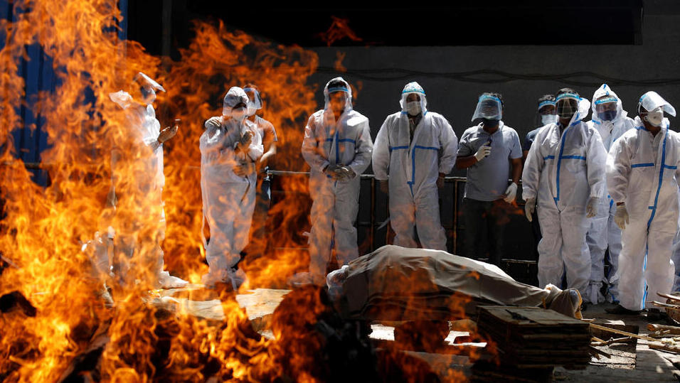 הודו שריפת גופה של חולה קורונה