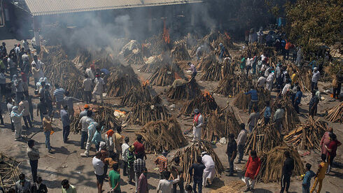 שריפת גופות המונית של חולי קורונה בניו דלהי, הודו, AP