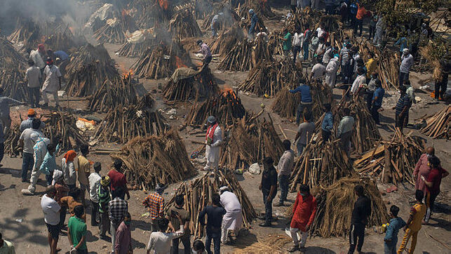 הודו שריפת גופות של חולי קורונה ב ניו דלהי