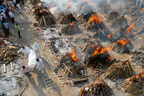 שרפה המונית של גופות נספים מקורונה בדלהי הודו, צילום: רויטרס