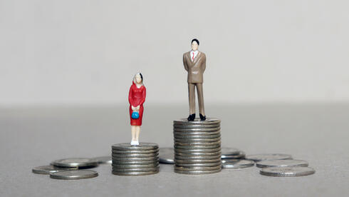 נשים פחות נוטות לדבר על שכר, ולרוב גם לא מבצעות משא ומתן לאחר הצעה ראשונית, צילום: שאטרסטוק