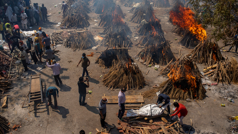 שריפת גופות של מתים מקורונה בהודו, צילום: איי פי
