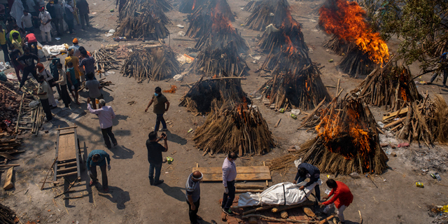 פוטו קורונה הודו שריפת גופות 