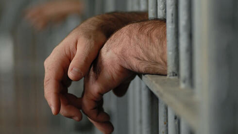 אסיר בכלא. כך ייעשה לאיש שמילא את חובתו המוסרית, צילום: shutterstock
