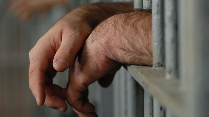 עצור כלוא אסיר מעצר מאסר כלא סורגים 