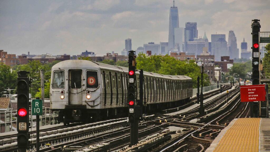 חוזרים למשרד: ראש עיריית ניו יורק קורא למנכ&quot;ל ג&#39;יי.פי מורגן להגיע לעבודה ברכבת