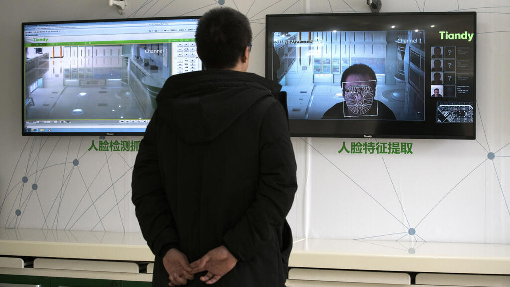 אזרח סיני ממתין ל זיהוי פנים