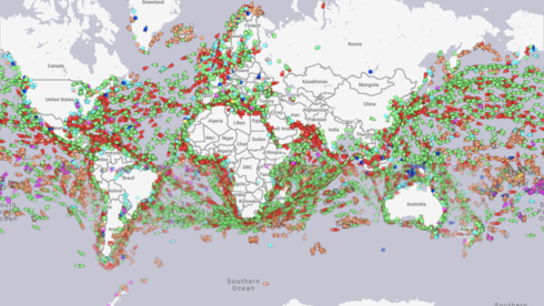 תמונת מצב של תנועת אוניות בעולם, נכון ליום חמישי ה-6 במאי בשעה 12:00 בצהריים. הרוב סובב סביב שתי התעלות, צילום מסך