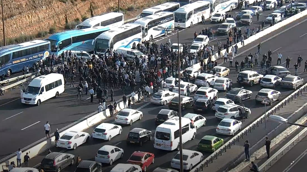 חסימה חסימות כביש 1 המשטרה עצרה אוטובוסים של ערבים מ לעלות ל ירושלים מחלף חמד