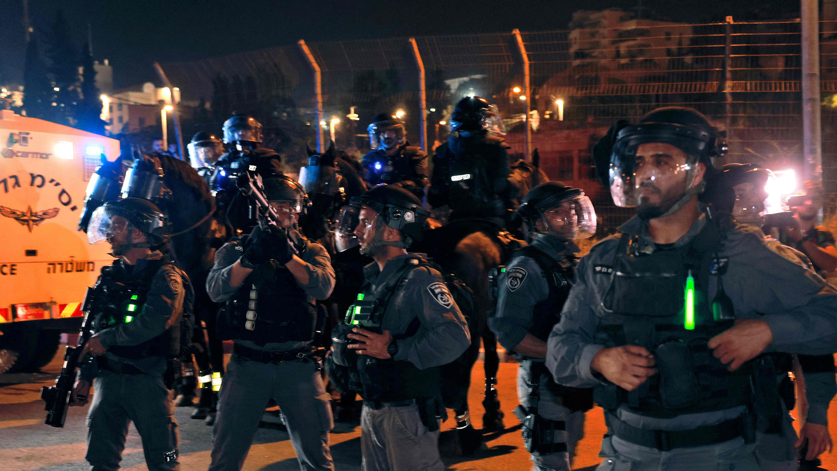 שוטרים  מוכנים להתפרעויות פלסטינים רמדאן הר הבית מסגד אל אקצא ירושלים 1