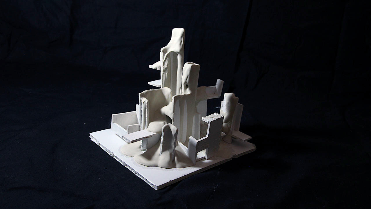 פנאי מימין: האוצרות טלי קיים ו הגר רבן מיצב של פסי קומר ולמעלה עבודה של עירית יציב  דגם לבן פסל 