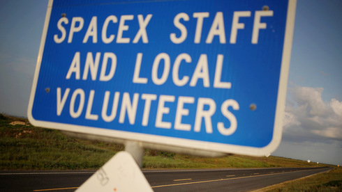 הכניסה לעובדי ספייסX ומתנדבים מקומיים בלבד, צילום: בלומברג