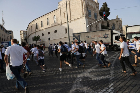 אזעקות בירושלים, אנשים תופסים מחסה, צילום: אלכס קולומויסקי