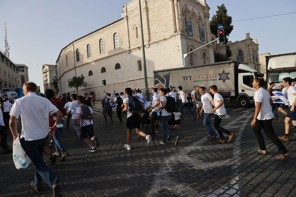 ירי אזעקות ב ירושלים אנשים תופסים מחסה