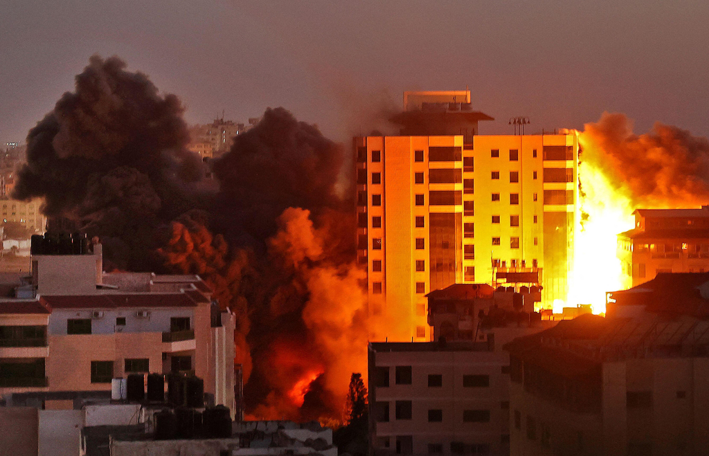 תקיפה הפצצה של חיל האוויר צה"ל ב עזה מגדל בניין מבצע שומר החומות