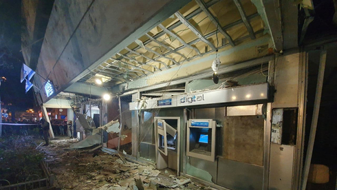 סניף בנק לאומי שנפגע אמש מטיל, צילום: אסף קמר