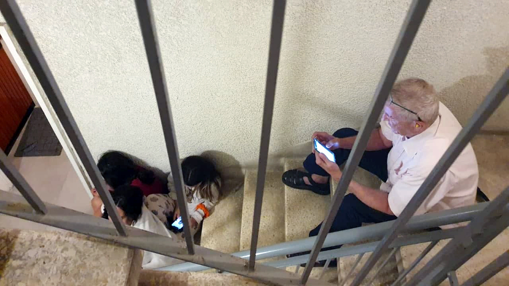 תל אביב אזעקות אנשים ב מרחב מוגן חדר מדרגות שומר החומות