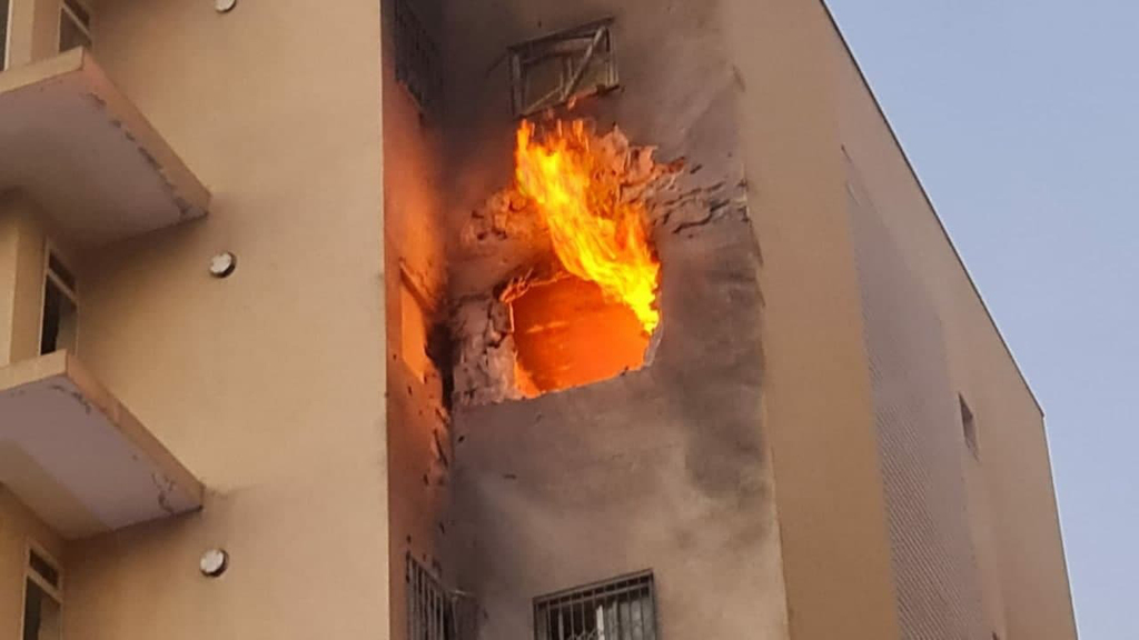נפילה ב בית בניין ב שדרות אש עשן שריפה פגיעת טיל רקטה פגיעה ישירה שומר החומות