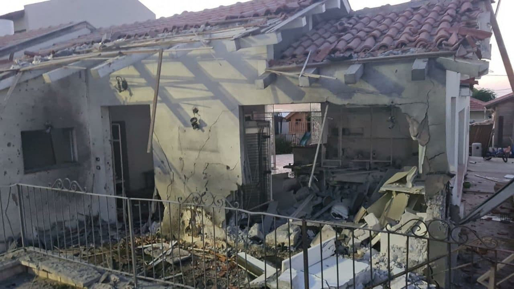 בית הרוס נזק נזקים פגיעה פגיעת טיל רקטה רקטות ב אשקלון מבצע שומר החומות 