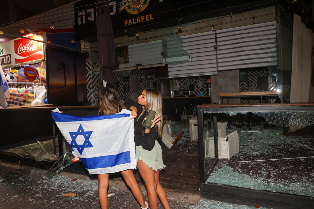 נזק עימותים מהומות אלימות פגיעה ב עסקים ערבים ב טיילת בת ים על ידי יהודים 