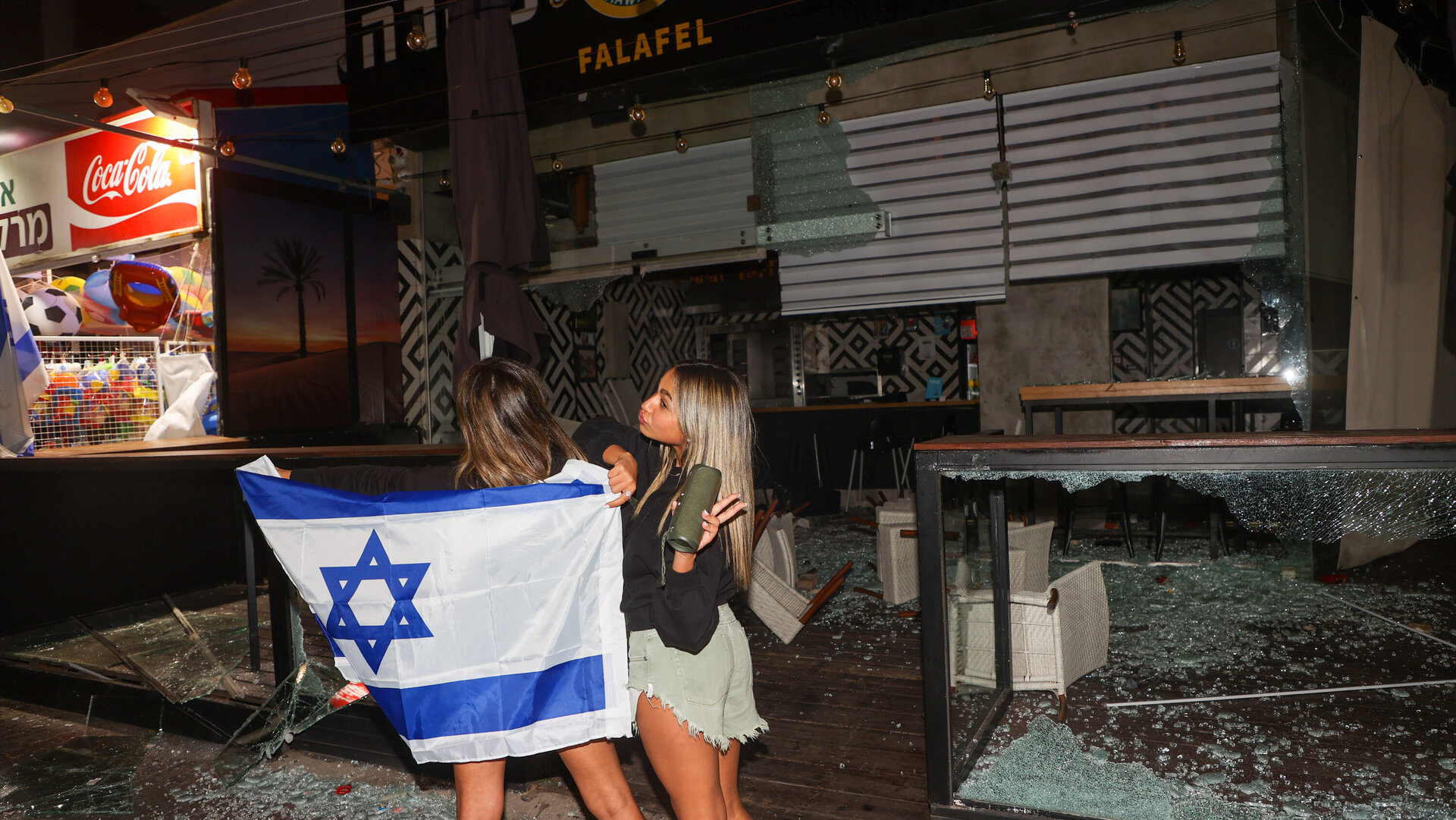 נזק עימותים מהומות אלימות פגיעה ב עסקים ערבים ב טיילת בת ים על ידי יהודים 