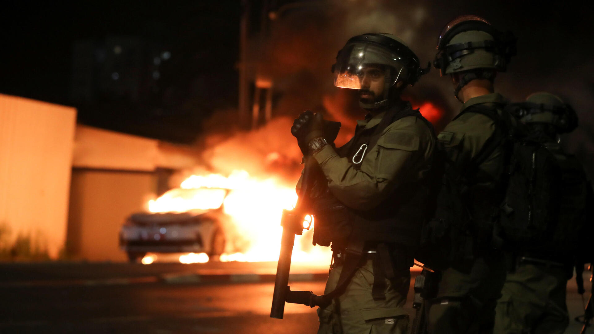 לוד התפרעויות מכונית משטרה שריפה אש מהומות ערבים 