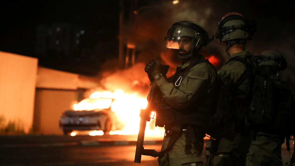 לוד התפרעויות מכונית משטרה שריפה אש מהומות ערבים 