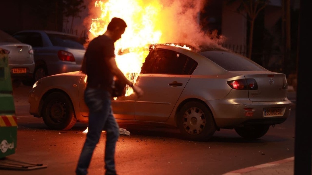 מהומות קשות בערים המעורבות: פצועים קשה בלוד ובעכו