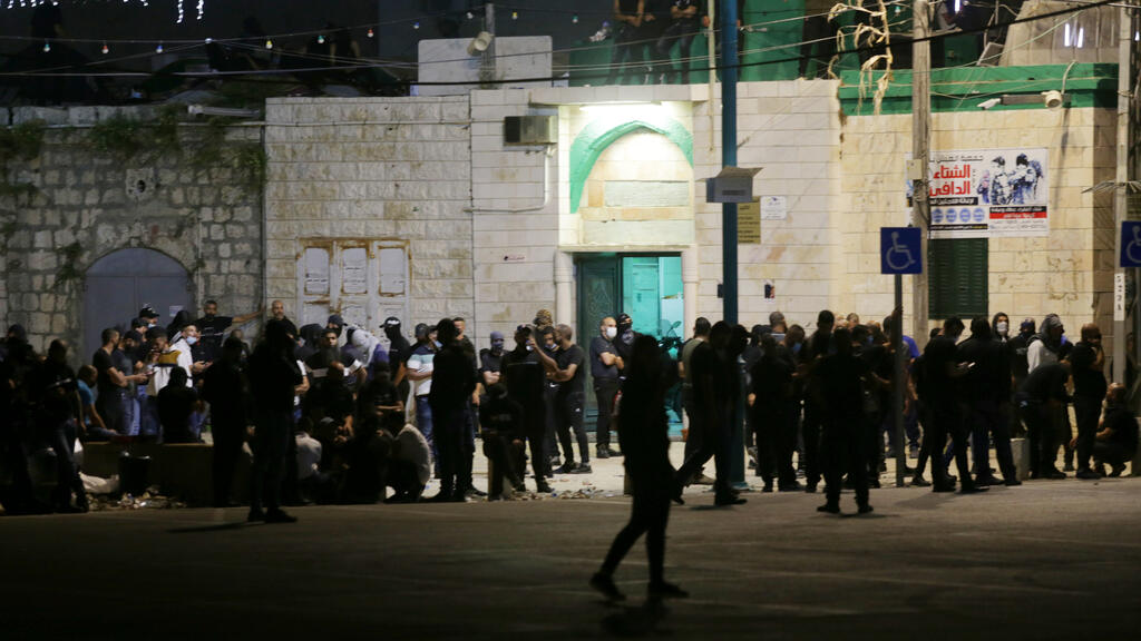 מתפרעים ערבים כוחות משטרה שוטרים ב לוד לקראת מהומות התפרעויות שומר החומות