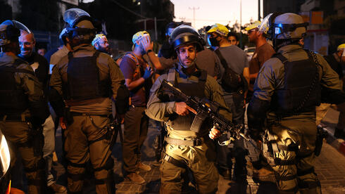 כוחות משטרה שוטרים בלוד, במהלך מבצע שומר החומות, צילום: אלכס קולומוסיקי