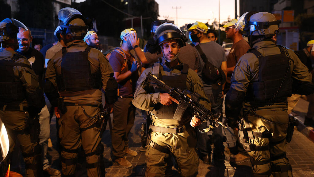 כוחות משטרה שוטרים ב לוד לקראת מהומות התפרעויות שומר החומות