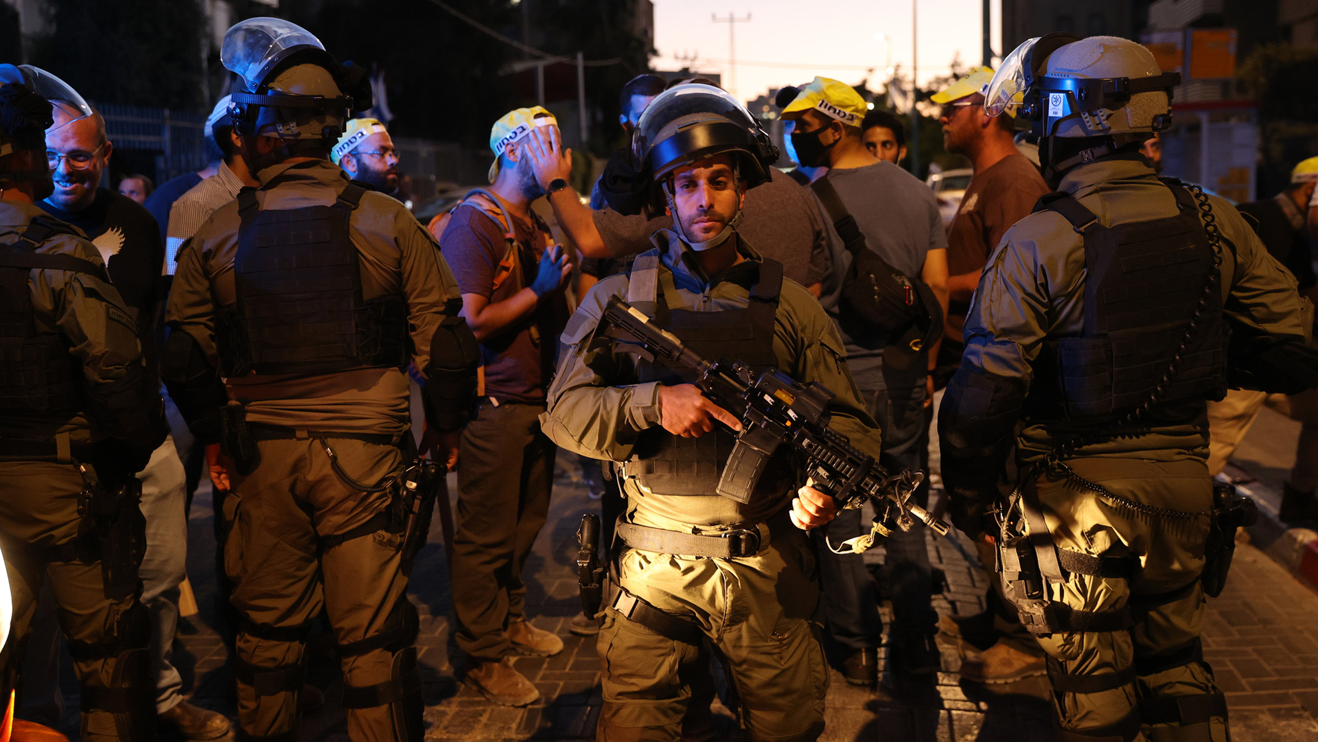 כוחות משטרה שוטרים ב לוד לקראת מהומות התפרעויות שומר החומות