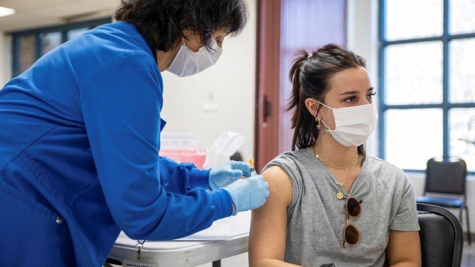 מחקר: החיסון של פייזר מייצר פי עשרה יותר נוגדנים מהחיסון הסיני