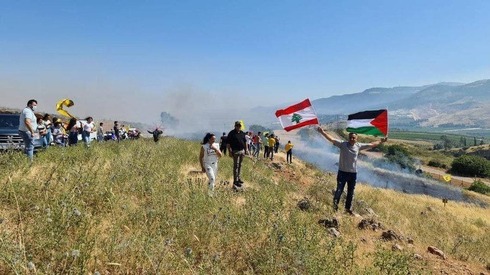 לבנונים מפגינים בגבול ליד מטולה, ynet