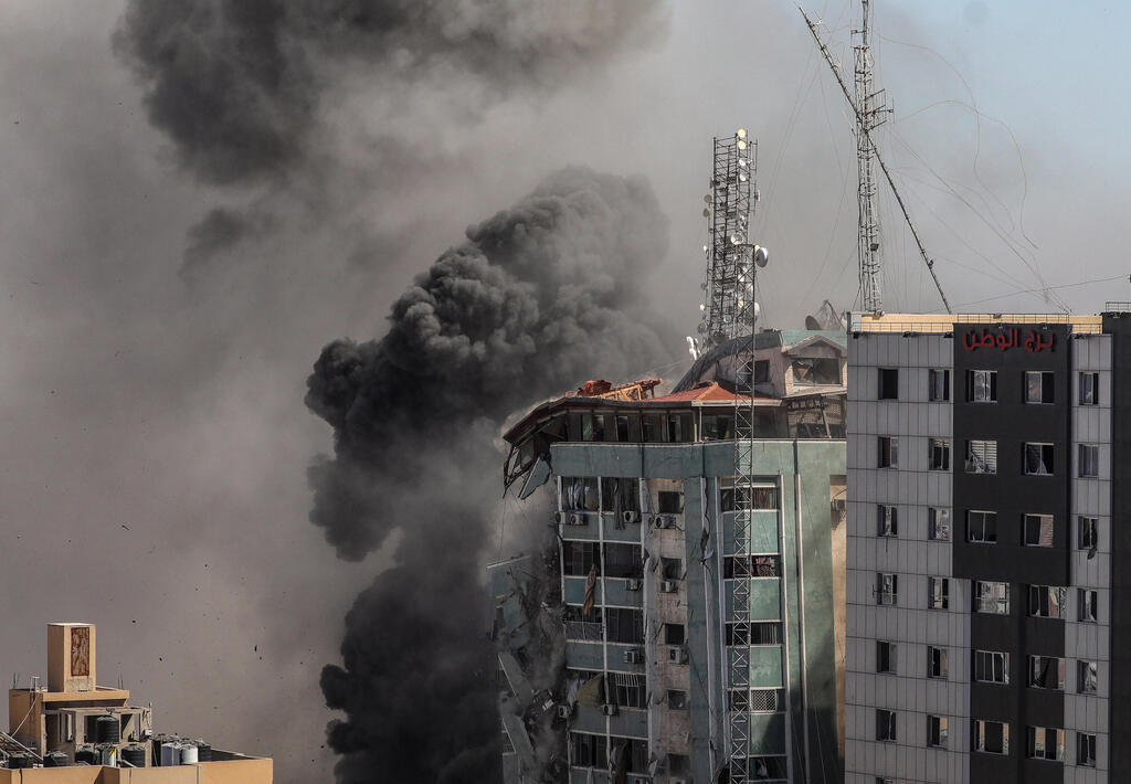 מגדל אל-ג'לאא ב עזה שפוצץ על ידי צה"ל