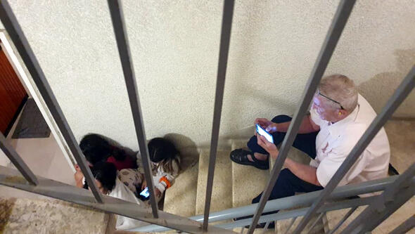 תל אביב אזעקות אנשים ב מרחב מוגן חדר מדרגות שומר החומות