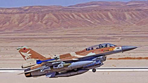 F-16 של חיל האוויר חמוש בפצצות JDAM , חזי שמואלי